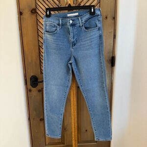 Levi’s (8 / 29) 720 High Rise Super Skinny Cropped Jeans - Light Wash